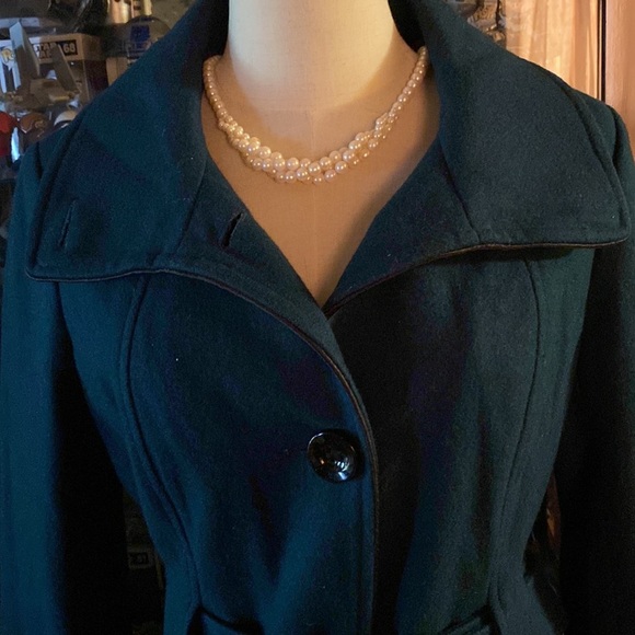 Steve Madden medium Coat, with beautiful 3 layer ruffle at bottom back - Picture 2 of 9